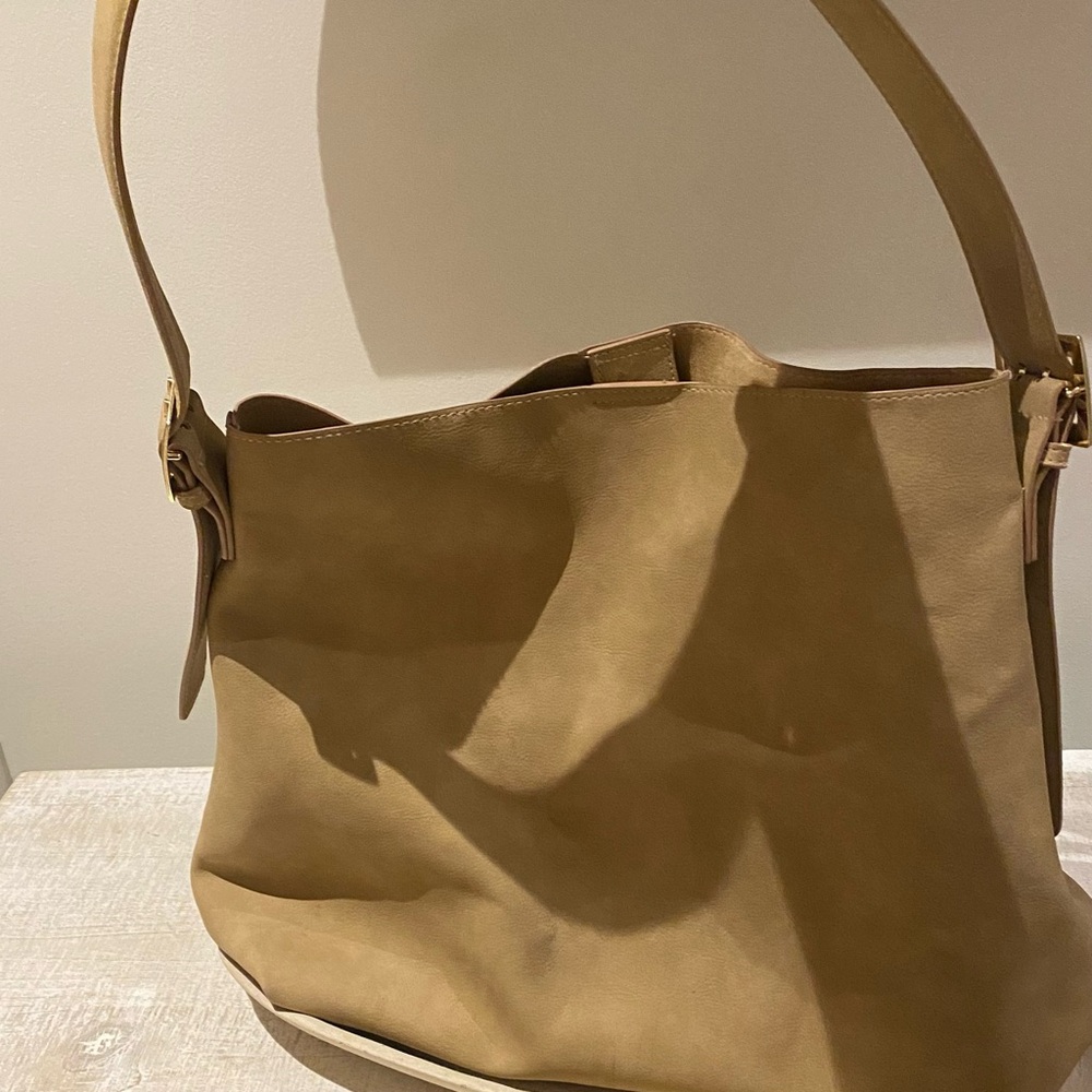 Elegant Tan Leather Shoulder Bag